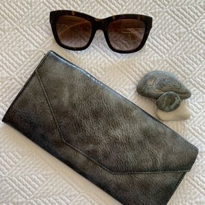 So chic clutch